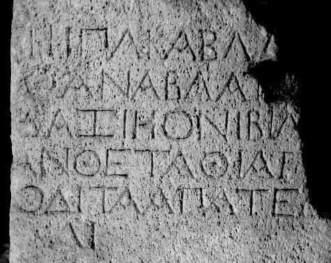 Cippe parallélépipédique en «carparo» provenant d’Oria (IIIe siècle av. J.-C.)